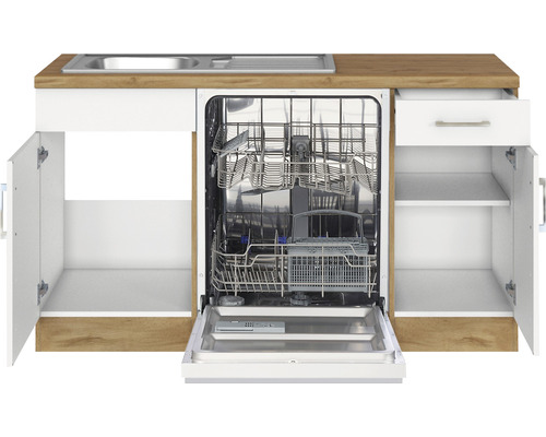 Cuisine équipée avec lave-vaisselle et espace de rangement ouvert