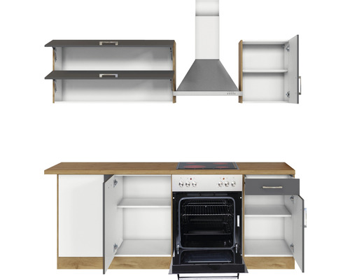 Cuisine équipée avec évier, cuisinière, hotte aspirante et armoires