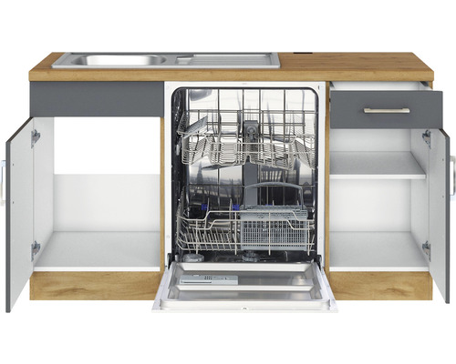 Cuisine équipée avec évier, tiroir, lave-vaisselle et compartiments de placard ouverts