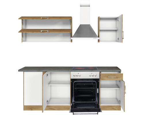 Cuisine avec éléments hauts, hotte aspirante, cuisinière et meuble sous-évier