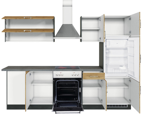 Cuisine avec éléments hauts, hotte aspirante, cuisinière, four et réfrigérateur