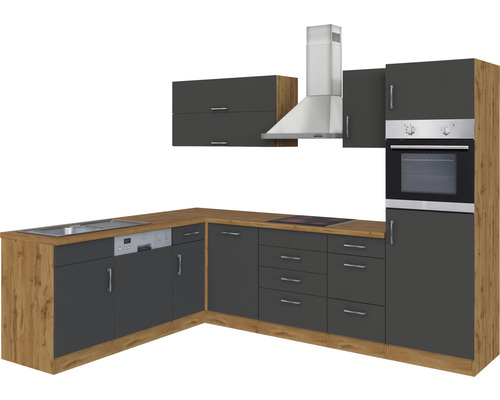 Komplette Eckküche mit Spüle, Geschirrspüler, Dunstabzugshaube und Backofen.