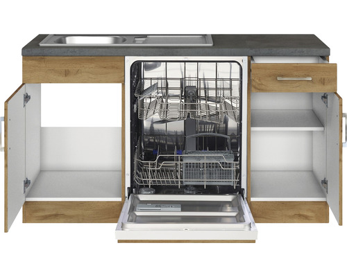 Cuisine équipée avec évier, lave-vaisselle et espace de rangement