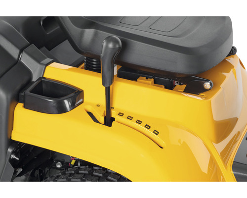 Gros plan sur un tracteur de jardin avec régulateur de vitesse et porte-gobelet