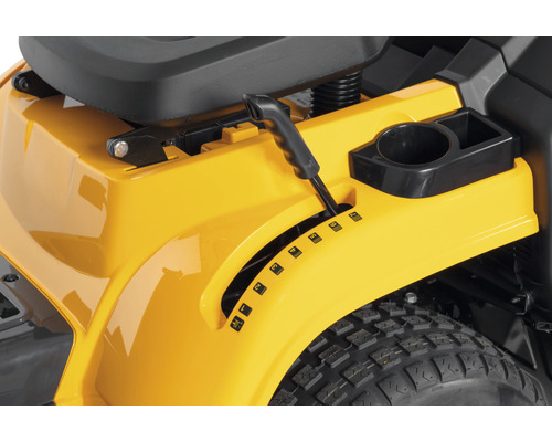 Vue détaillée d''un tracteur de pelouse jaune avec levier de vitesse et porte-gobelet.