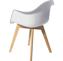 Chaise blanche avec accoudoirs et pieds en bois.