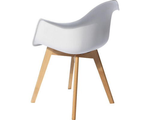 Chaise blanche avec accoudoirs et pieds en bois.