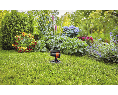 Arroseur de gazon en fonctionnement dans un jardin