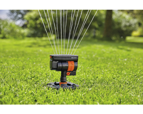 Arroseur oscillant Gardena en fonctionnement sur une pelouse