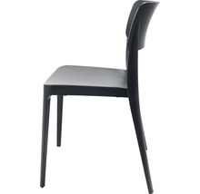 Chaise noire en plastique vue de côté