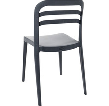 Chaise de jardin en plastique avec des lattes dans le dossier