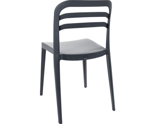 Chaise de jardin en plastique avec des lattes dans le dossier