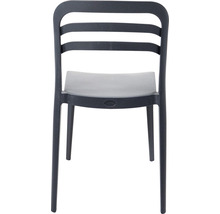 Chaise en plastique avec motif à lattes dans le dos