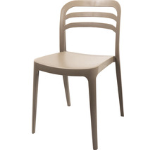 Chaise en plastique avec trois barreaux horizontaux dans le dossier