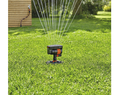 Viereckregner auf einer Rasenfläche im Einsatz