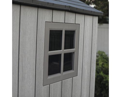 Vue détaillée d''une fenêtre de cabane de jardin