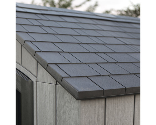 Gros plan des tuiles et du revêtement en bois d''une cabane de jardin