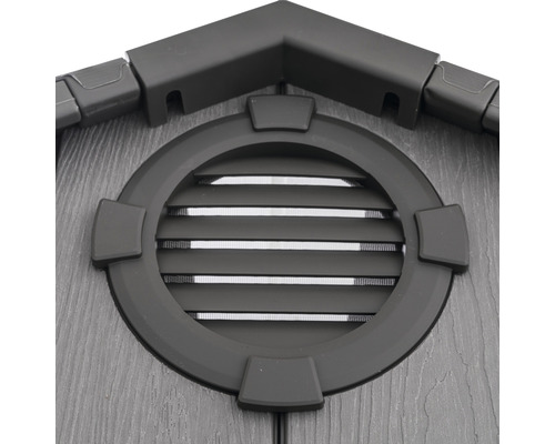 Vue détaillée d''une cabane de jardin avec fenêtre ronde et grilles de ventilation