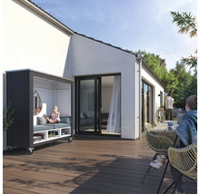 Aussenbereich mit Terrasse, Sitzgruppe auf Rollen, Tisch und Stühlen