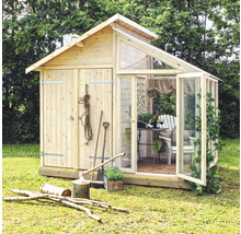 Holzgartenhaus mit Glasschiebetüren und Gartengeräten im Aussenbereich