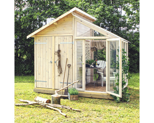 Holzgartenhaus mit Glasschiebetüren und Gartengeräten im Aussenbereich