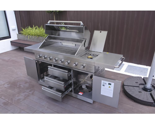 Edelstahl Gasgrill mit offenen Türen und Schubladen auf einer Terrasse