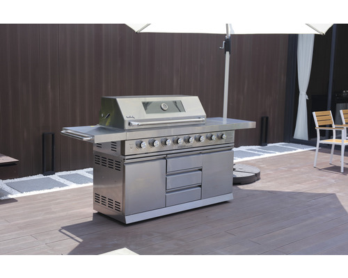 Edelstahl-Gasgrill mit mehreren Brennern, Schränken und Schubladen unter einem Sonnenschirm