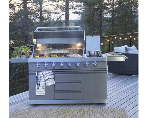 Outdoor-Szene mit grossem Grill auf einer Terrasse bei angezündetem Grillgut