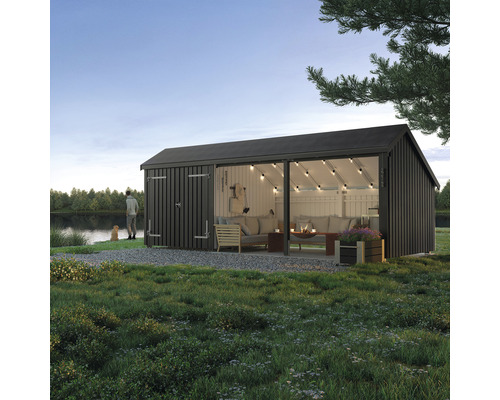 Gartenhaus mit Sitzbereich, Beleuchtung und Person am See