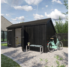 Gartenszene mit Gerätehaus, Bank und Fahrrädern auf Kiesfläche