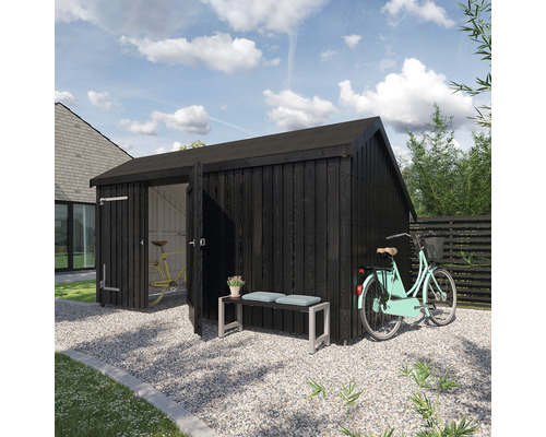 Gartenszene mit Gerätehaus, Bank und Fahrrädern auf Kiesfläche