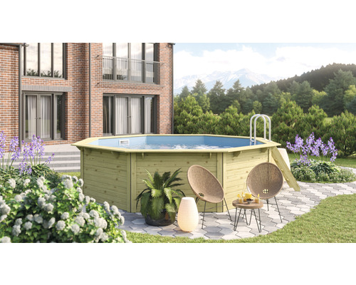 Piscine octogonale en bois avec échelle dans le jardin