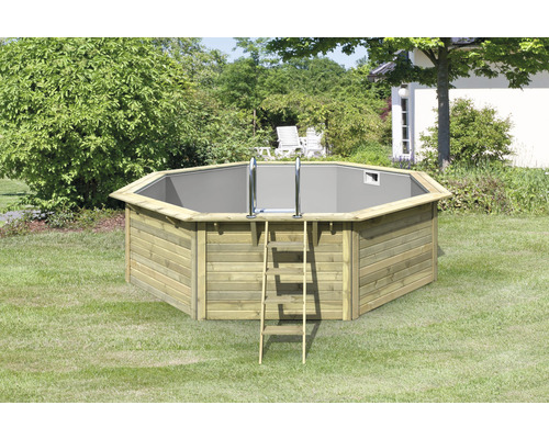Piscine en bois avec échelle dans le jardin