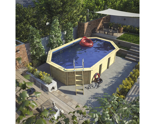 Jardin avec piscine en bois et échelle de piscine
