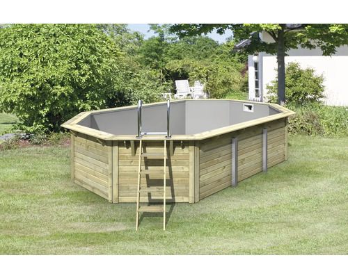 Holzpool mit Leiter im Garten