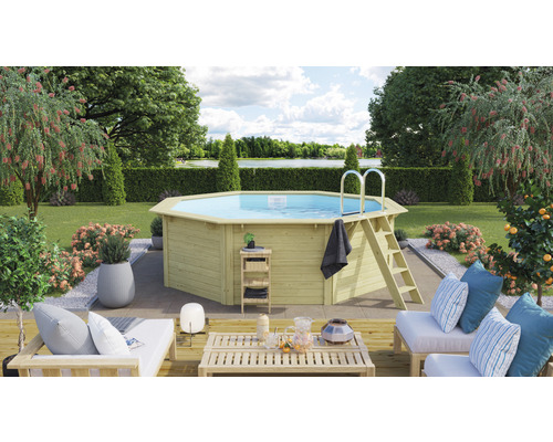 Vue du jardin avec piscine en bois avec échelle et ensemble de meubles de jardin sur une terrasse en bois