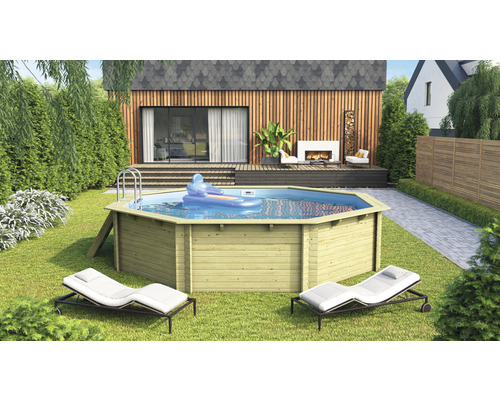 Piscine en bois dans le jardin avec chaises longues et échelle