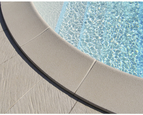 Gros plan de margelles de piscine et d''eau de piscine