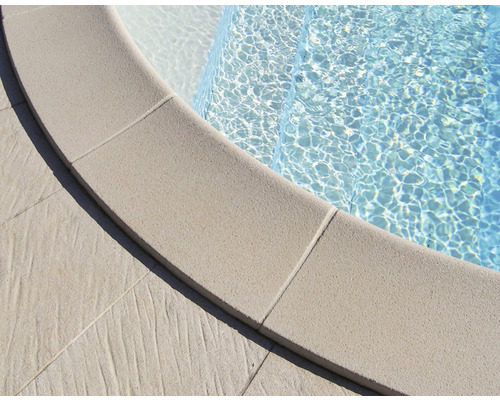 Margelles de piscine en pierre et eau de piscine
