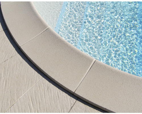 Nahaufnahme von Poolumrandung und Wasser