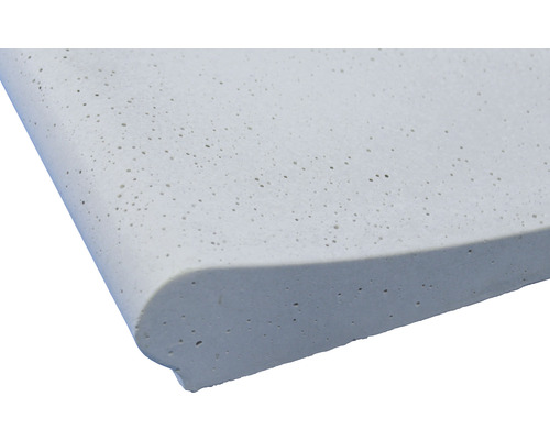 Bordure en béton avec bord arrondi