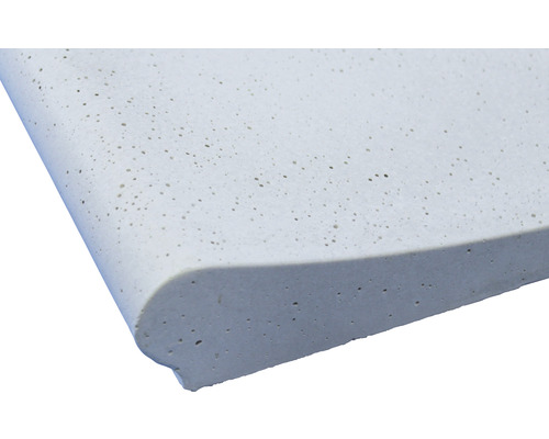 Gros plan d''une margelle de piscine aux bords arrondis