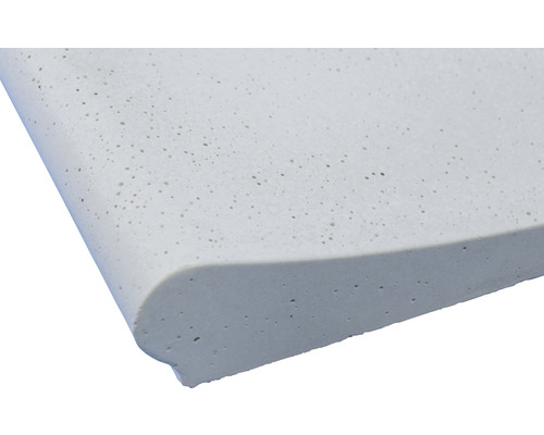 Vue détaillée d''un rebord de fenêtre en béton avec un bord arrondi