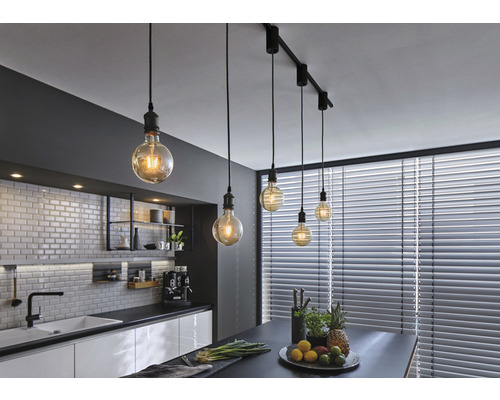 Cuisine moderne avec un éclairage composé de suspensions rondes sur un système de rails