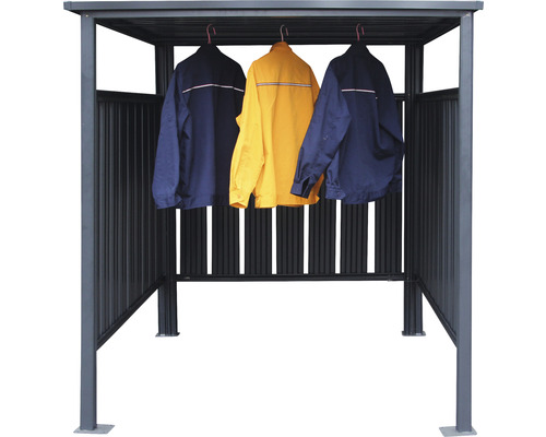 Abri métallique gris avec trois vestes de travail