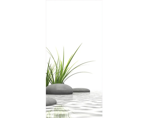 Dekoratives Arrangement mit Steinen, Wasser und Gras für eine ruhige Atmosphäre