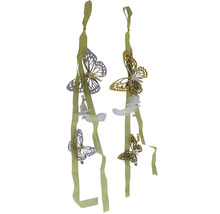 Deux pendentifs décoratifs avec des papillons et des rubans