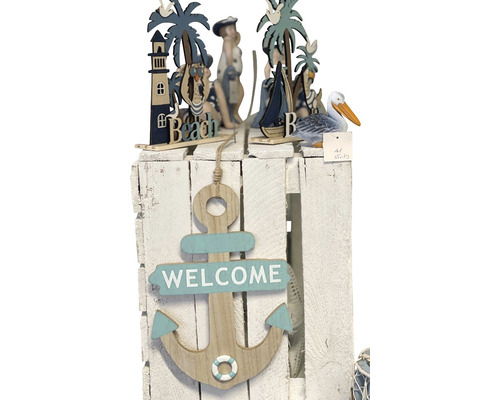 Scène de plage décorative avec un panneau de bienvenue en forme d''ancre en bois sur une caisse en bois