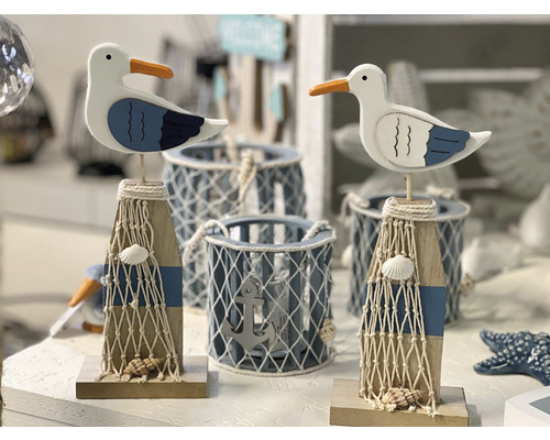 Dekorative Möwenfiguren im maritimen Stil auf Holzsockeln mit Netzen und Muscheln