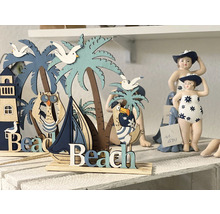 Scène décorative avec motifs de plage, composée d''ornements en bois et de figurines.